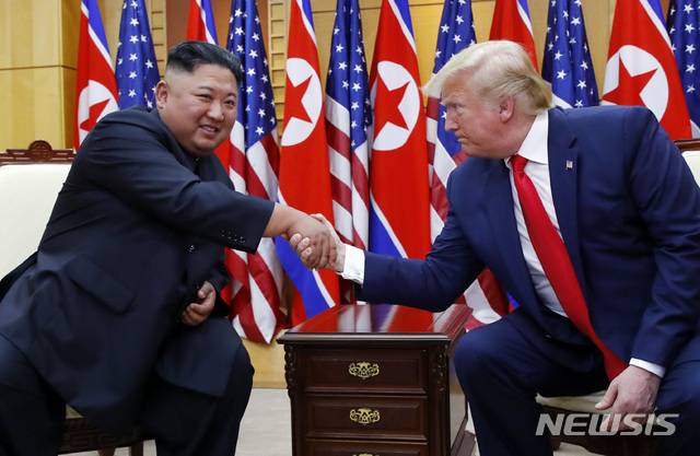 【판문점=뉴시스】박진희 기자 = 도널드 트럼프 미국 대통령과 김정은 북한 국무위원장이 2019년 6월30일 판문점 자유의 집에서 북-미 정상회담에 앞서 악수하고 있다. 2025.7.29. pak7130@newsis.com