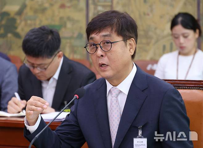 [서울=뉴시스] 김금보 기자 = 최휘영 문화체육관광부 장관 후보자가 29일 서울 여의도 국회 문화체육관광위원회에서 열린 인사청문회에서 의원질의에 답하고 있다. 2025.07.29. kgb@newsis.com