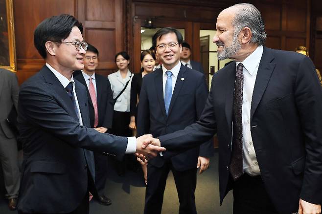 김정관 산업통상자원부 장관이 지난 24일(현지시간) 미국 워싱턴 DC 상무부 회의실에서 하워드 러트닉 상무부 장관과 악수하는 모습. 연합뉴스