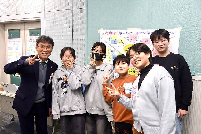 천창수 울산시교육감이 학생들과 교육공동체 원탁토론회를 마치고 기념촬영을 하고 있다. 울산광역시교육청 제공