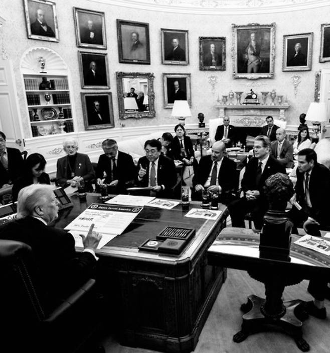 댄 스카비노 백악관 부비서실장이 소셜미디어에 공개한 미일 협상 현장 사진. 댄 스카비노 백악관 부비서실장 SNS 게시글 캡처