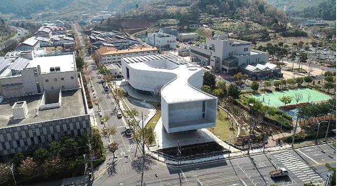 진주실크박물관. 진주시청 제공