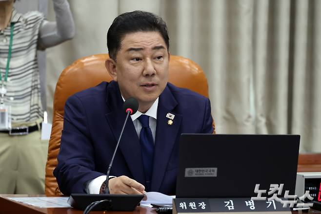 29일 서울 여의도 국회에서 열린 운영위원회 전체회의에서 김병기 위원장이 발언을 하고 있다. 윤창원 기자