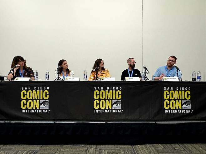 SDCC 2025 '애니메이션의 다음 시대: 폭발적 성장의 원동력은?' 패널 현장. 왼쪽부터 조샤 밀먼(영화·TV 평론가), 시드니 브라이트(WEBTOON 프로덕션 글로벌 애니메이션 총괄), 헤더 혼(Crunchyroll 프로듀서), 카일 흄(WEBTOON 엔터테인먼트 글로벌 커뮤니케이션 총괄), 마일스 아서턴(White Box Entertainment CEO 겸 창립자). 네이버웹툰 제공