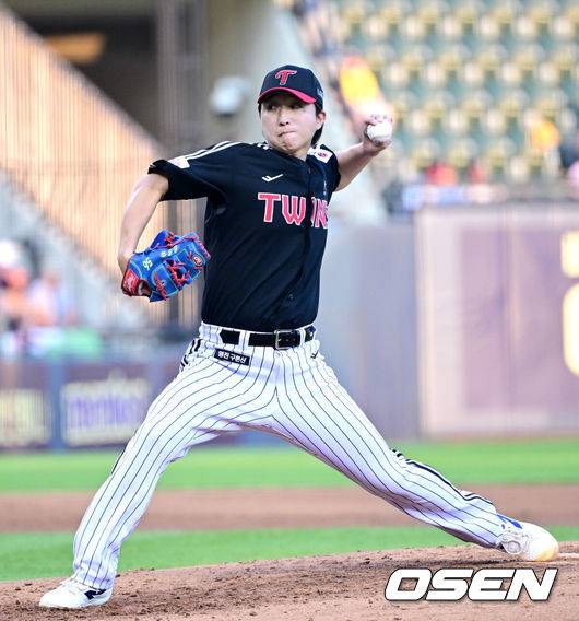 [OSEN=잠실, 최규한 기자] 27일 서울 잠실야구장에서 ‘2025 신한 SOL Bank KBO리그’ 두산 베어스와 LG 트윈스의 경기가 열렸다.홈팀 두산은 잭 로그, 방문팀 LG는 최채흥을 선발로 내세웠다. 3회말 LG 선발 최채흥이 힘차게 공을 뿌리고 있다. 2025.07.27 / dreamer@osen.co.kr