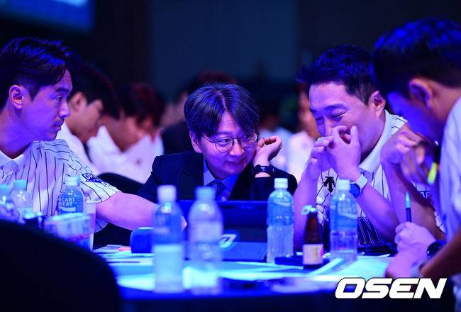 [OSEN=지형준 기자] 11일 오후&nbsp;서울 잠실 롯데호텔 월드에서 2025 KBO 신인 드래프트가 열렸다.2025 KBO&nbsp;신인 드래프트는 전면 드래프트 방식으로 진행된다. 지명은 1라운드부터 11라운드까지 이뤄지며, 2023년도 구단 순위의 역순인 키움-한화-삼성-롯데-KIA-두산-NC-SSG-KT-LG 순서로 실시된다.NC 임선남 단장이 스카우터들과 신중을 기하고 있다. 2024.09.11 / jpnews@osen.co.kr