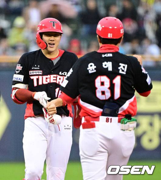 [OSEN=잠실, 지형준 기자] 프로야구 KIA 타이거즈가 19일 서울 잠실구장에서 열린 2025 신한 SOL뱅크 KBO리그 두산 베어스와의 시즌 2차전에서 8-4로 승리했다.&nbsp;KIA는 전날 1-7 완패를 설욕하며 시즌 10승 12패를 기록했다. 두산전 5연패, 잠실구장 4연패를 끊어냈다, 반면 최근 3연승이 좌절된 두산은 9승 12패가 됐다.&nbsp;9회초 무사에서 KIA 최원준이 좌익수 왼쪽 2루타를 날리며 윤해진 코치와 기뻐하고 있다. 2025.04.19 / jpnews@osen.co.kr