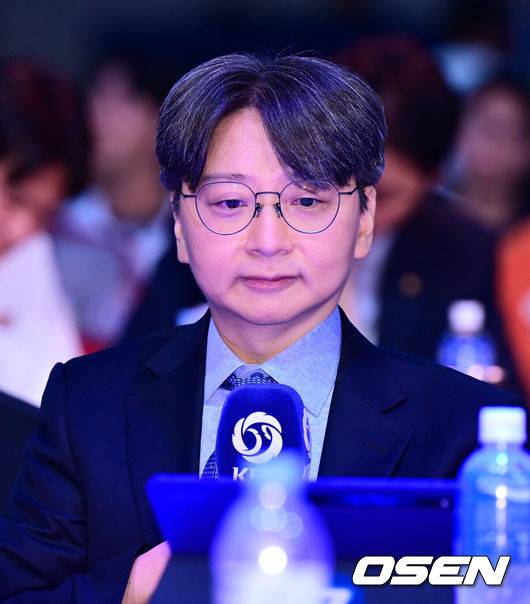 [OSEN=지형준 기자] 11일 오후&nbsp;서울 잠실 롯데호텔 월드에서 2025 KBO 신인 드래프트가 열렸다.2025 KBO&nbsp;신인 드래프트는 전면 드래프트 방식으로 진행된다. 지명은 1라운드부터 11라운드까지 이뤄지며, 2023년도 구단 순위의 역순인 키움-한화-삼성-롯데-KIA-두산-NC-SSG-KT-LG 순서로 실시된다.NC 임선남 단장이 지명을 하고 있다. 2024.09.11 / jpnews@osen.co.kr