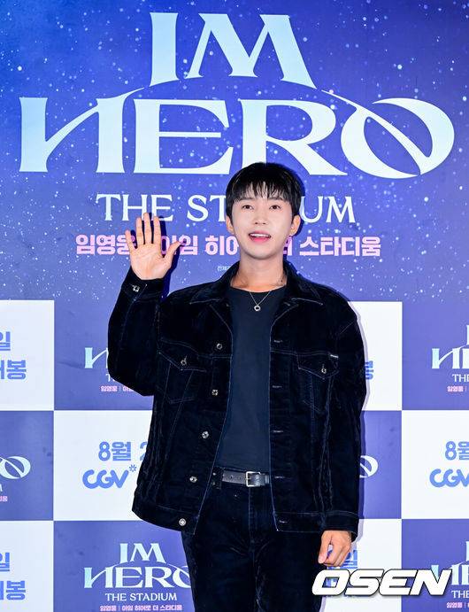 [OSEN=지형준 기자] 22일 오후 서울 CGV 용산 아이파크몰에서 영화 '임영웅 아임 히어로 더 스타디움' 언론시사회 및 무대인사가 열렸다.‘임영웅│아임&nbsp;히어로&nbsp;더&nbsp;스타디움’은&nbsp;지난&nbsp;5월&nbsp;약&nbsp;10만&nbsp;명의&nbsp;영웅시대와&nbsp;서울월드컵경기장을&nbsp;하늘빛으로&nbsp;가득&nbsp;채운&nbsp;임영웅의&nbsp;첫&nbsp;스타디움&nbsp;입성기를&nbsp;다룬&nbsp;영화로,&nbsp;공연&nbsp;실황과&nbsp;함께&nbsp;비하인드가&nbsp;그려진다.임영웅이 포토타임을 하고 있다. 2024.08.22 / jpnews@osen.co.kr