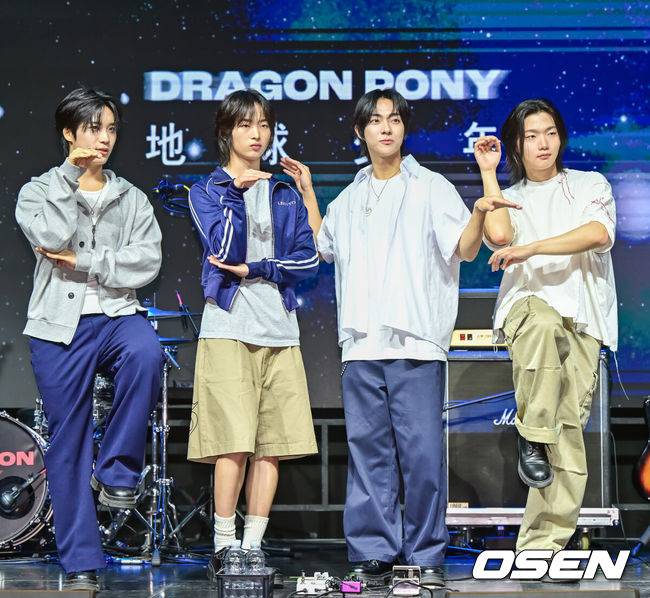 [OSEN=박준형 기자] 29일 오후 서울 서대문구 예스24 원더로크홀에서 밴드그룹 드래곤포니(Dragon Pony) 디지털 싱글 ‘지구소년’ 발매 쇼케이스가 진행됐다.‘지구소년’은 신호를 잃고 궤도를 벗어나 우주를 떠도는 비행선처럼, 방황하는 청춘의 내면을 담아낸 곡으로 드래곤포니가 그간 단독 콘서트와 페스티벌 무대를 통해 선공개한 곡이다. 이후 팬들의 정식 음원 발매 요청이 쏟아졌고, 드래곤포니는 팬들의 뜨거운 성원에 보답하고자 ‘지구소년’의 발매를 전격 결정했다.&nbsp;드래곤포니가 포즈를 취하고 있다.   2025.07.29 / soul1014@osen.co.kr