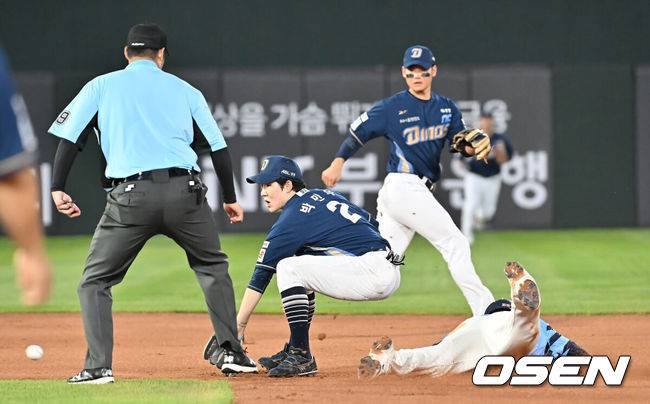 [OSEN=부산, 이석우 기자] 29일 부산 사직야구장에서 2025 신한 SOL 뱅크 KBO 리그 롯데 자이언츠와 NC 다이노스의 경기가 열렸다. 홈팀 롯데는 박세웅이, 방문팀 NC는 로건이 선발 출전했다.롯데 자이언츠 손호영이 4회말 무사 1루 레이예스 타석때 2루 도루 성공하고 있다. 2025.07.29 / foto0307@osen.co.kr