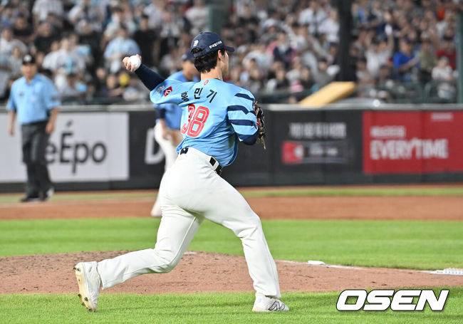 [OSEN=부산, 이석우 기자] 29일 부산 사직야구장에서 2025 신한 SOL 뱅크 KBO 리그 롯데 자이언츠와 NC 다이노스의 경기가 열렸다. 홈팀 롯데는 박세웅이, 방문팀 NC는 로건이 선발 출전했다.롯데 자이언츠 홍민기가 7회초 무사 1루 NC 다이노스 오영수의 투수 앞 땅볼을 잡아 2루 송구를 했으나 실책을 범하고 있다. 2025.07.29 / foto0307@osen.co.kr