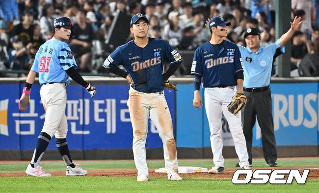 [OSEN=부산, 이석우 기자] 29일 부산 사직야구장에서 2025 신한 SOL 뱅크 KBO 리그 롯데 자이언츠와 NC 다이노스의 경기가 열렸다. 홈팀 롯데는 박세웅이, 방문팀 NC는 로건이 선발 출전했다.NC 다이노스 김휘집이 7회말 2사 만루 롯데 자이언츠 전준우의 3루 땅볼을 잡아 1루에 던졌으나 실책을 하며 2실점, 아쉬워하고 있다. 2025.07.29 / foto0307@osen.co.kr