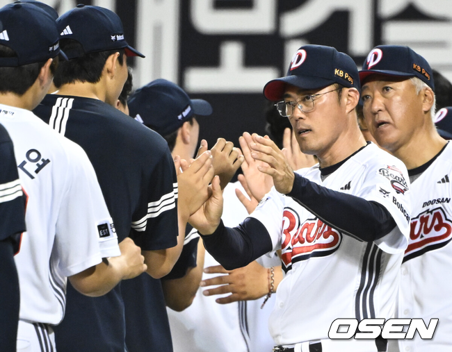 조성환 감독대행이 승리를 축하하고 있다./OSEN DB