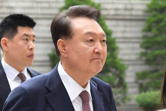 ▲윤석열 전 대통령이 3일 서울 서초구 서울중앙지방법원에서 열린 내란 우두머리 혐의·직권남용 권리행사 방해 혐의 사건 9차 공판에 출석하고 있다. ⓒ연합뉴스