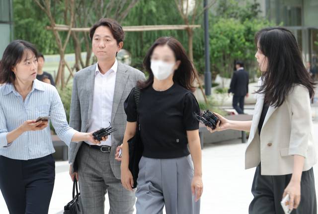 ▲김건희 여사 일가의 집사로 알려진 김예성 씨 부인 정 모씨가 23일 서울 종로구 KT광화문빌딩에 마련된 김건희 여사 관련 의혹을 수사 중인 민중기 특별검사팀 사무실에 출석하고 있다. ⓒ연합뉴스