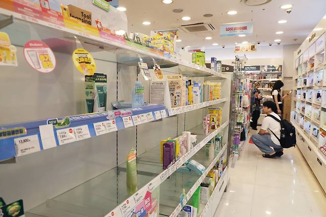 텅 빈 민생쿠폰 지원 올리브영 진열대. 연합뉴스