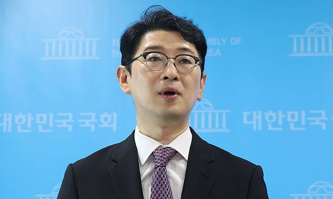 주진우 국민의힘 의원이 지난 28일 서울 여의도 국회 소통관에서 당 혁신안 발표기자회견을 마치고 취재진의 질문에 답변하고 있다. 뉴시스