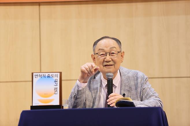 백낙청&nbsp;서울대 명예교수가 29일 서울 종로구 창비 서교빌딩에서 열린 신간 ‘변혁적 중도의 때가 왔다’출간 기자간담회에서 ‘변혁적 중도’에 관해 설명하고 있다. 창비 제공