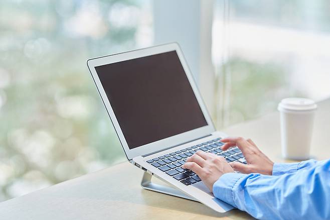 드롭박스 조사에 따르면 한국 근로자는 매년 251억 시간을 보고서 작성, 자료 관리 등 비핵심 업무에 소비하는 것으로 나타났다. 게티이미지뱅크