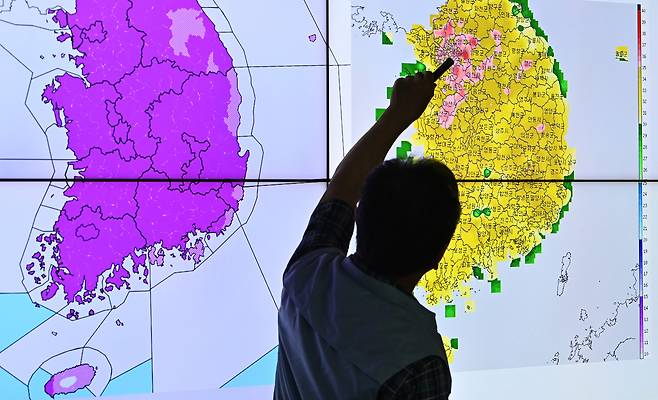 전국 대부분지역에 폭염경보가 발효되는 등 불볕더위가 이어지고 있는 29일 경기 수원시 수도권기상청에서 예보관이 폭염 상황을 모니터링 하고 있다. 내륙에서 폭염특보가 내려지지 않은 유일한 지역이었던 강원 태백에 이날 오전 10시를 기해 폭염주의보가 발령됐다.&nbsp; &nbsp;뉴시스