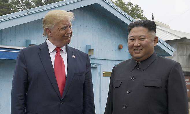지난 2019년 6월 30일, 도널드 트럼프 미국 대통령과 북한 김정은 국무위원장이 판문점 군사분계선에서 만나 대화하고 있다. AP연합뉴스