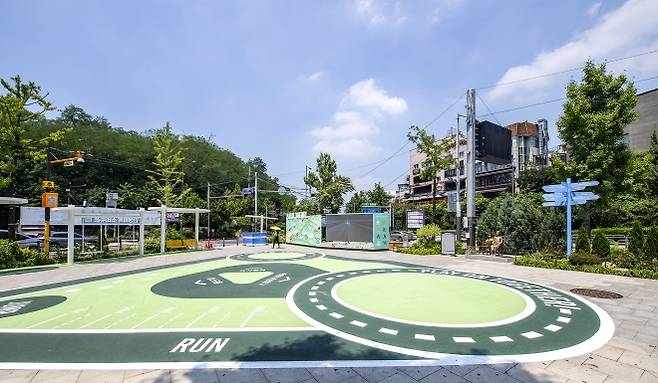 경관디자인 조성사업을 마무리한 서울 용산구 녹사평광장. 용산구 제공