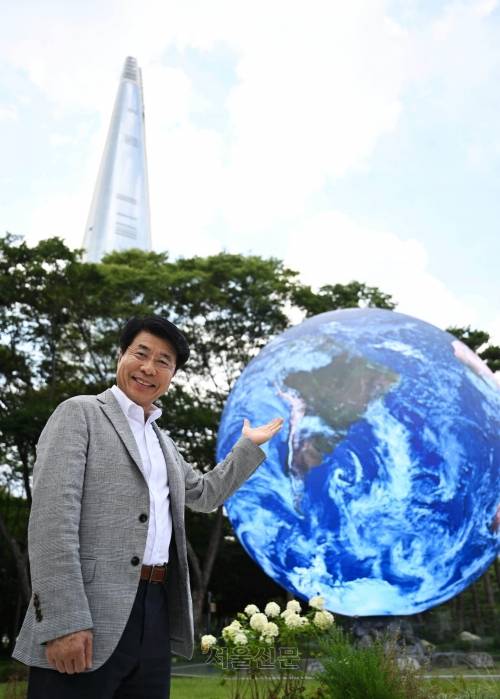 서강석 서울 송파구청장이 지난 25일 석촌호수 서호에 마련된 미디어아트 조형물 ‘더 스피어’ 앞에서 사진을 찍고 있다. 더 스피어는 지름 7m의 완벽한 구 형태로 독창적인 미디어콘텐츠를 보여 주기 위해 마련됐다. 홍윤기 기자