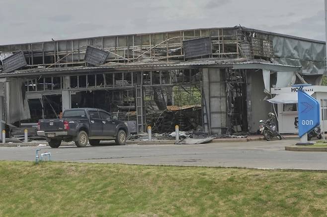 태국 시사껫주(州)에 있는 주유소 내 편의점이 25일(현지시간) 캄보디아의 포탄 공격으로 피해를 보았다. AP 연합뉴스