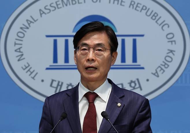 조경태, 혁신후보 단일화 촉구 기자회견 - 국민의힘 당대표 출마선언을 한 조경태 의원이 27일 오후 서울 여의도 국회 소통관에서 ‘혁신후보 단일화 재촉구 기자회견’을 열고 발언하고 있다. 2025.07.27. 뉴시스