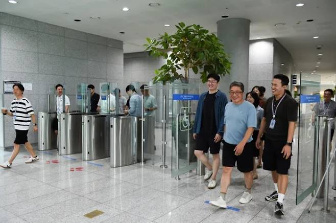 14일 이학재 인천국제공항공사 사장(오른쪽 중앙)이 반바지를 입고 공항청사에 들어가고 있다. 인천국제공항공사 제공