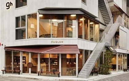 푸글렌(Fuglen)은 1963년 노르웨이에서 시작된 커피 체인점으로 낮에는 카페(Café), 저녁에는 바(Bar)로 운영되는 독특한 콘셉트의 공간이다. 푸글렌 일본 도쿄 아사쿠사점의 모습. 푸글렌 홈페이지