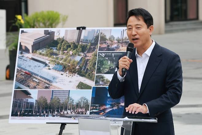 ‘감사의 정원’ 소개하는 오세훈 서울시장 - 오세훈 서울시장이 지난달 8일 서울 광화문광장에서 6·25 전쟁 유엔 참전국 후손 교류캠프 참가자들에게 인사말을 하며 6·25 전쟁 22개 참전국과 국내외 참전용사들을 기리기 위해 조성될 감사의 정원을 소개하고 있다.  연합뉴스