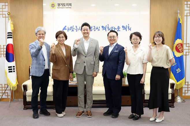 김진경 의장이 7월 28일, 김미숙 의원과 대한치매구강건강협회, 스마일재단, 재단법인 돌봄과 미래, 한국노인복지중앙회 관계자와 간담회를 갖고 함께 기념촬영을 하고 있다. (사진=경기도의회)
