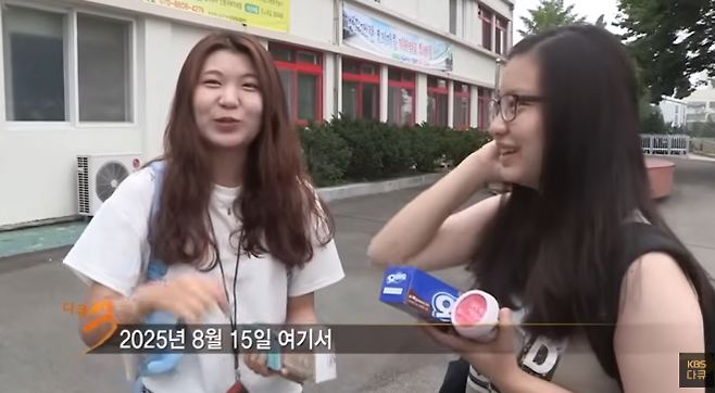 2015년 안동역 앞에서 만난 여대생들이 10년 뒤 같은 장소에서 만나자고 KBS ‘다큐멘터리 3일’ 제작진과 약속하고 있다. 유튜브 채널 ‘KBS다큐’ 캡처