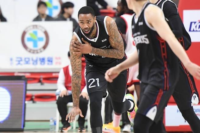 울산 현대모비스 숀 롱이 2월 28일 울산 동천체육관에서 열린 2024~25 프로농구 정규시즌 서울 SK와의 홈 경기에서 득점한 뒤 세레머니하고 있다. KBL 제공