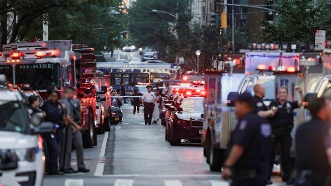 지난 28일 총격 사건이 벌어진 현장 주위에 경찰들이 모여있다. 로이터 연합뉴스