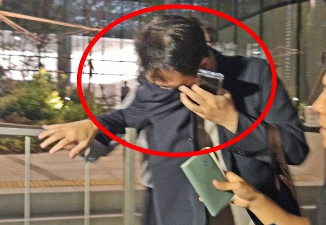 얼굴 가린 채 특검 사무실 떠나는 김건희 오빠 - 김건희 여사 오빠인 김진우 씨가 28일 김 여사 관련 의혹들을 수사하는 민중기 특별검사팀 사무실이 위치한 서울 종로구 KT광화문빌딩에서 조사를 마친 뒤 얼굴을 가린 채 특검 사무실을 나서고 있다. 김씨는 이른바 ‘양평 공흥지구 개발 특혜 의혹’의 핵심 당사자다. 2025.7.28 연합뉴스