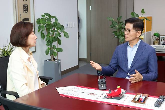 국민의힘 당대표 출마를 선언한 김문수(오른쪽) 전 고용노동부 장관이 29일 서울 여의도 국회 의원회관에서 나경원 의원과 만나 대화하고 있다. 뉴스1