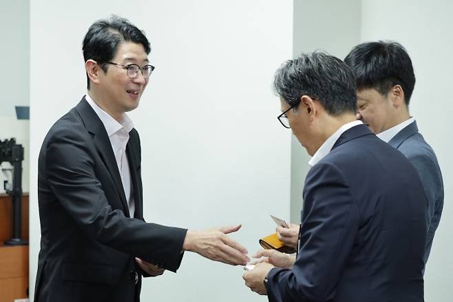 주진우(왼쪽) 국민의힘 의원이 28일 국회 의원회관에서 열린  상법개정안 경제단체 의견 청취 간담회에서 참석자들과 인사하고 있다. 뉴스1