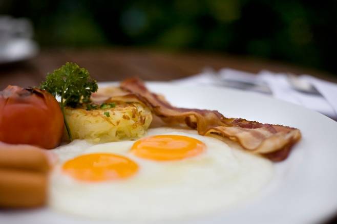 계란이 체내 나쁜 콜레스테롤을 오히려 줄인다는 연구 결과가 발표됐다. 계란보다는 함께 먹는 베이컨, 소시지 등이 건강에 더 해로울 수 있다는 분석이다. 아이클릭아트