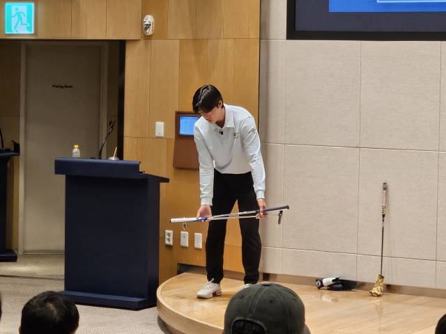 클럽 2개를 겹쳐 들어 충분한 무게를 확보한 뒤 흉곽으로 당기는 연습을 하면 큰 근육 쓰는 감각을 익힐 수 있다.