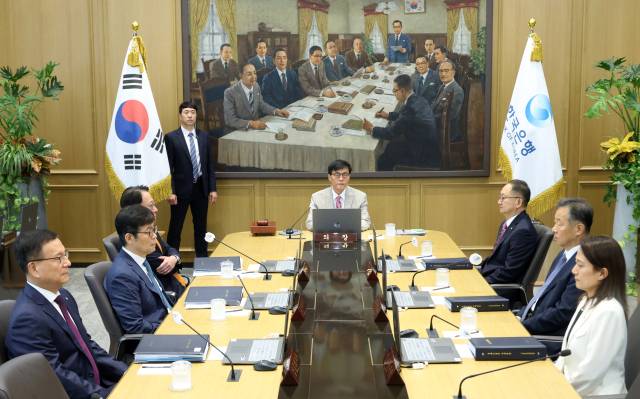 이창용 한국은행 총재가 10일 서울 중구 한국은행에서 열린 금융통화위원회를 주재하고 있다. 사진공동취재단