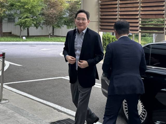 이재용 삼성전자 회장이 29일 서울 강서구 서울김포비즈니스항공센터(SGBAC)를 통해 워싱턴으로 출국하고 있다. 연합뉴스