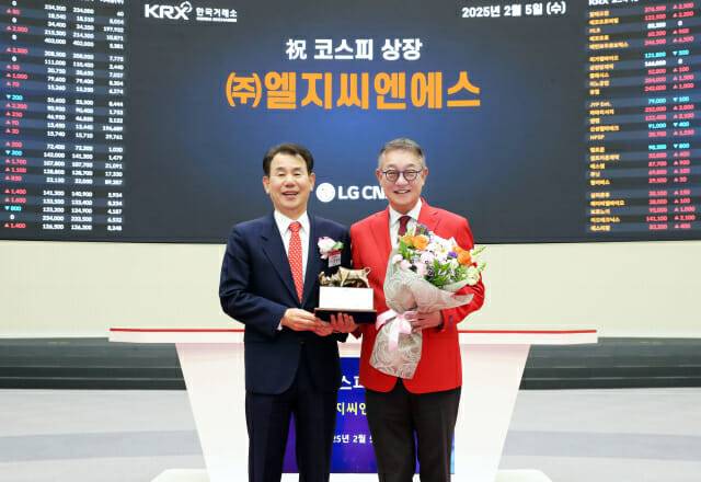 연초 최대 공모 기업이었던 LG CNS의 상장 기념식. 정은보(왼쪽) 한국거래소 이사장과 현신균 LG CNS 사장. 사진 제공=LG CNS