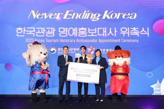 배우 박보검(가운데)과 장미란(오른쪽) 문화체육관광부 제2차관, 서영충 한국관광공사 사장 직무대행이 29일 서울 강남구 SJ쿤스트할레에서 열린 ‘2025년 한국관광 명예홍보대사’ 위촉식에서 사진 촬영을 하고 있다. 사진 제공=한국관광공사.