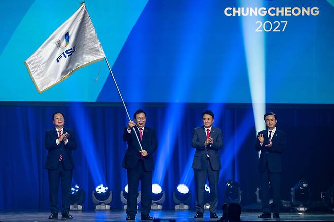 27일(현지시간) 독일 뒤스부르크에서 2027 하계세계대학경기대회(유니버시아드)의 개최지인 충청권 4개 시도가 대회기를 공식 인수했다. ⓒ충남도