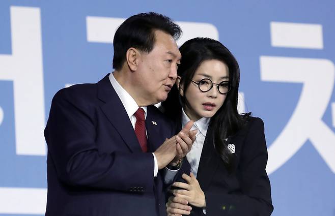 민중기 특검팀은 윤석열 전 대통령과 김건희 여사에게 각각 7월29일과 8월6일 피의자 신분으로 출석해 조사를 받으라고 통보했다. ⓒ연합뉴스