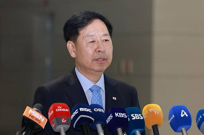 구윤철&nbsp;부총리 겸 기획재정부 장관이&nbsp;29일 인천국제공항 제2여객터미널에 도착해 취재진 질문에 답하고 있다. ⓒ연합뉴스