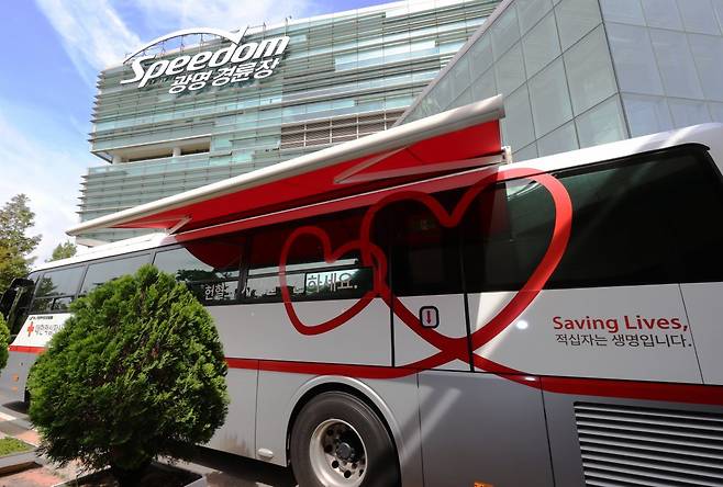 경륜경정총괄본부 임직원들은 23일 광명스피돔에서 ‘사랑의 단체헌혈 행사’를 실시했다.